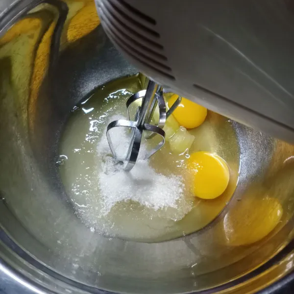 Dalam wadah masukkan telur, gula pasir dan SP. Mixer dengan kecepatan tinggi sampai mengembang.