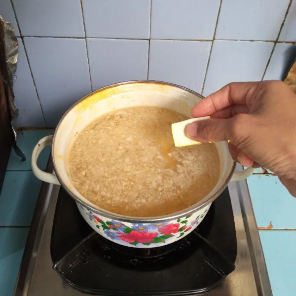 Masukkan potongan tahu ke dalam larutan bumbu. Biarkan selama 3-4 jam.