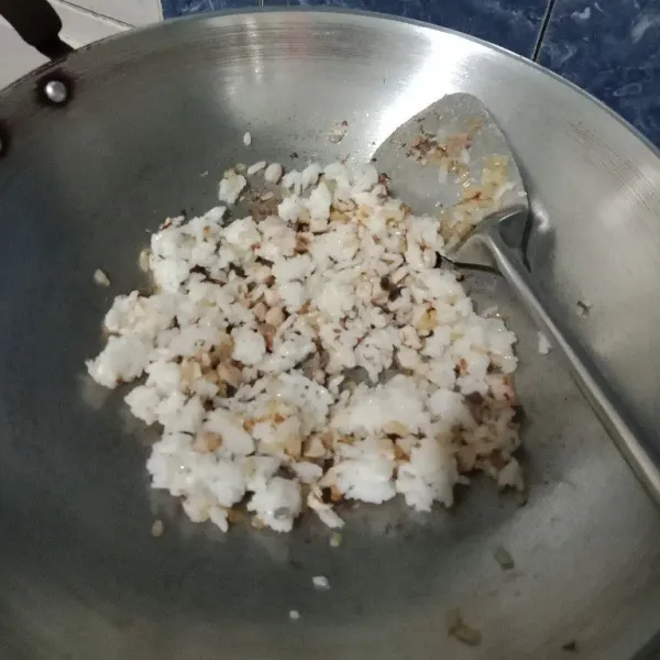 Kemudian masukkan nasi putih. Aduk agar nasi tidak menggumpal.