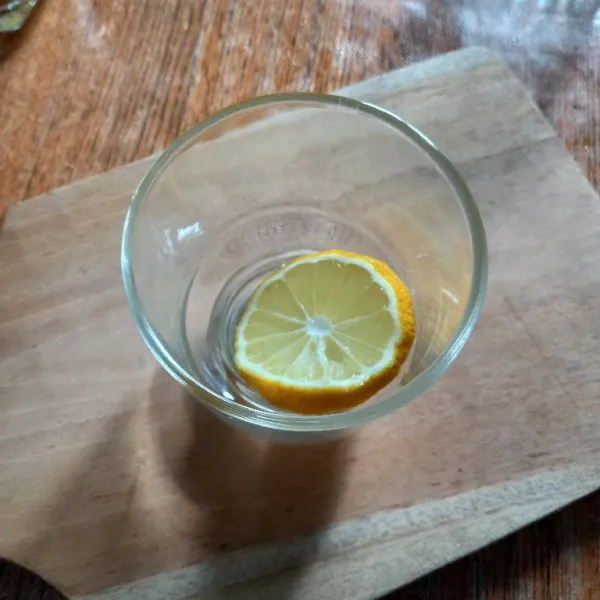 Siapkan gelas saji dan masukan potongan buah lemon
