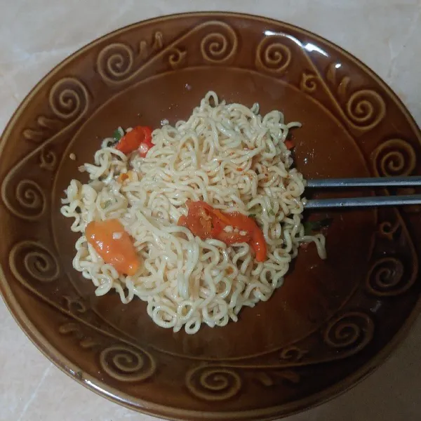 Masukan mie kedalam mangkok berisi bumbu dan cabe aduk rata. Lalu tuang kuah secukupnya saja.