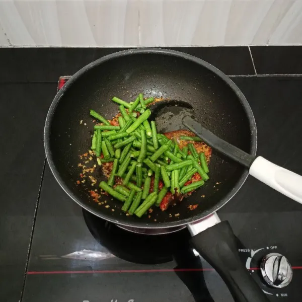 Lalu masukkan kacang panjang, aduk rata.