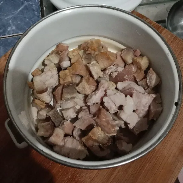 Potong-potong daging kemudian panggang di air fryer selama 20 menit.