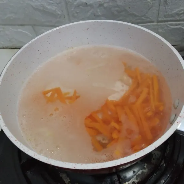 Masukan wortel dan bawang masak hingga wortel setengah matang.
