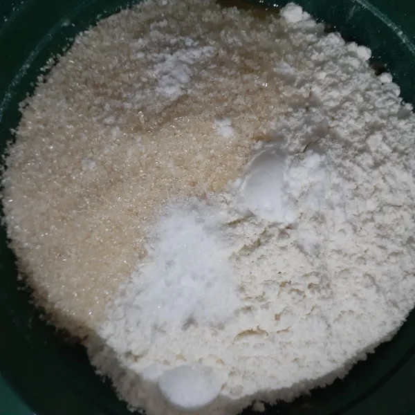 Tambahkan tepung terigu, gula pasir, soda kue, garam halus dan vanili bubuk.