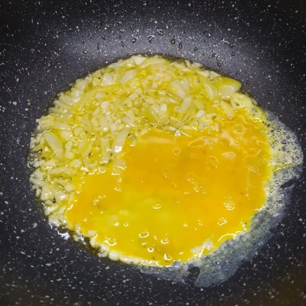 Tuang telur kocok, bikin orak arik telur.