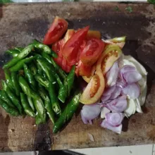 Iris bawang merah, bawang putih, cabe hijau dan tomat.