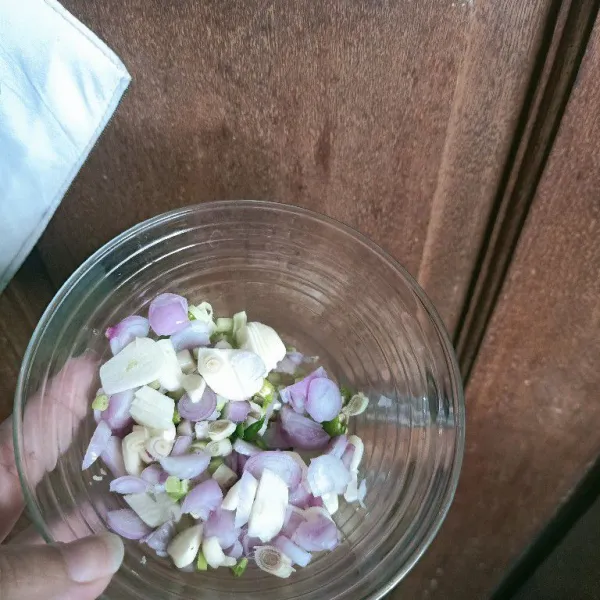 Masukkan irisan bawang merah, serai, bawang putih dan irisan cengek/ cabe rawit ke dalam mangkok.