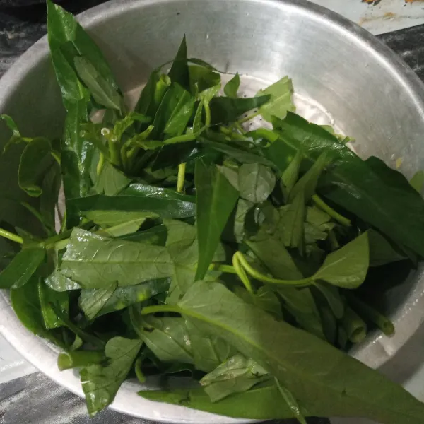 Potong-potong kangkung dan cuci bersih.