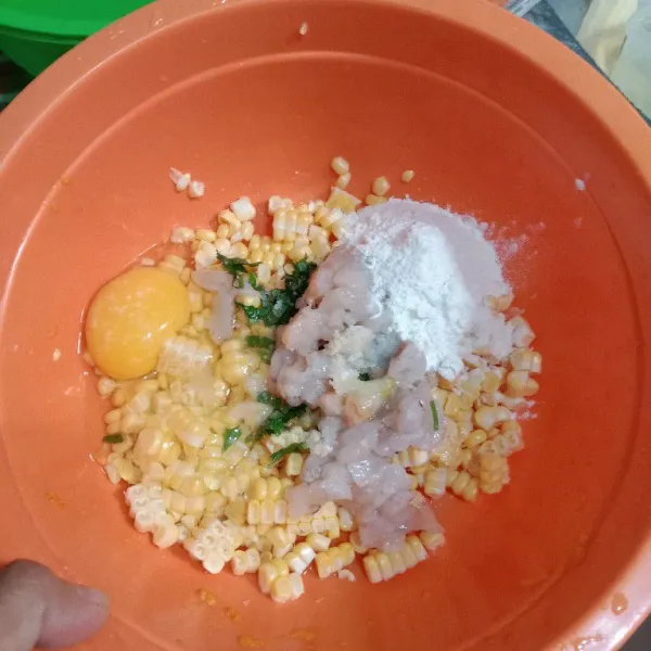 Masukkan semua bahan jadi satu.