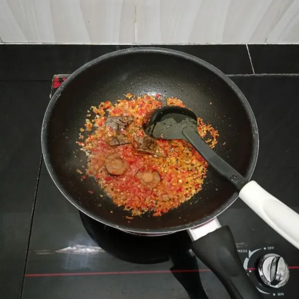 Panaskan sedikit minyak. Tumis bumbu cincang, lengkuas, dan daun salam hingga bumbu matang.