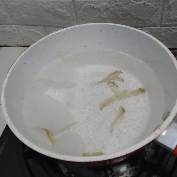 Rebus air bersama ikan teri nya hingga mendidih.