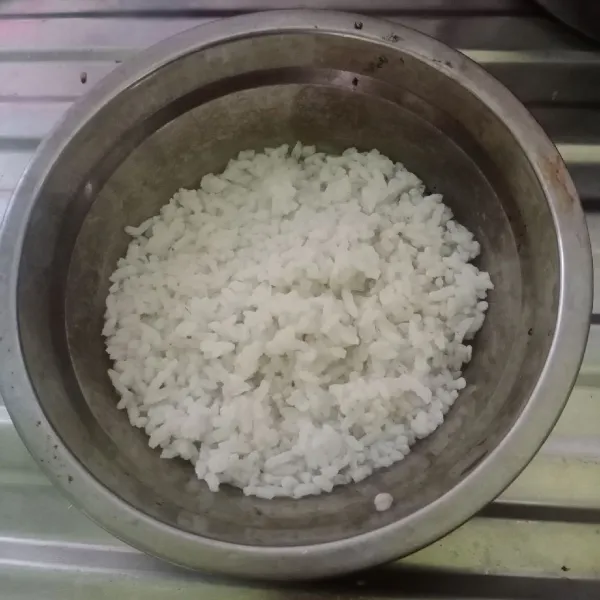 Rendam nasi selama 2 jam, kemudian tiriskan. Peras nasi menggunakan serbet.