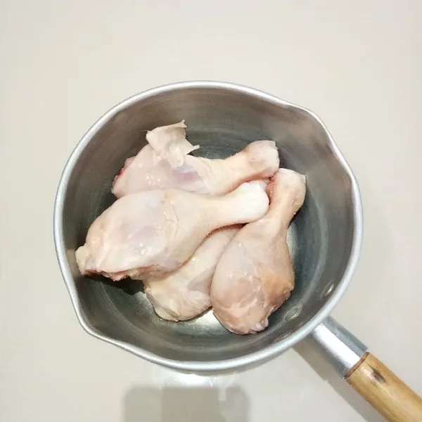 Cuci bersih paha ayam, lalu masukkan ke dalam panci.