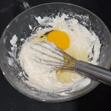 Tambahkan telur, aduk rata hingga licin.
