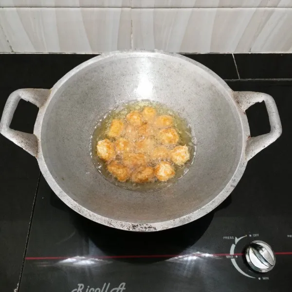 Kemudian goreng ikan dalam minyak panas hingga matang golden brown. Lalu angkat dan tiriskan.