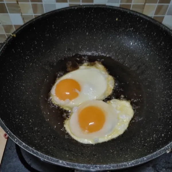 Ceplok telur dan masak hingga matang berkulit kecokelatan. Angkat dan tiriskan.