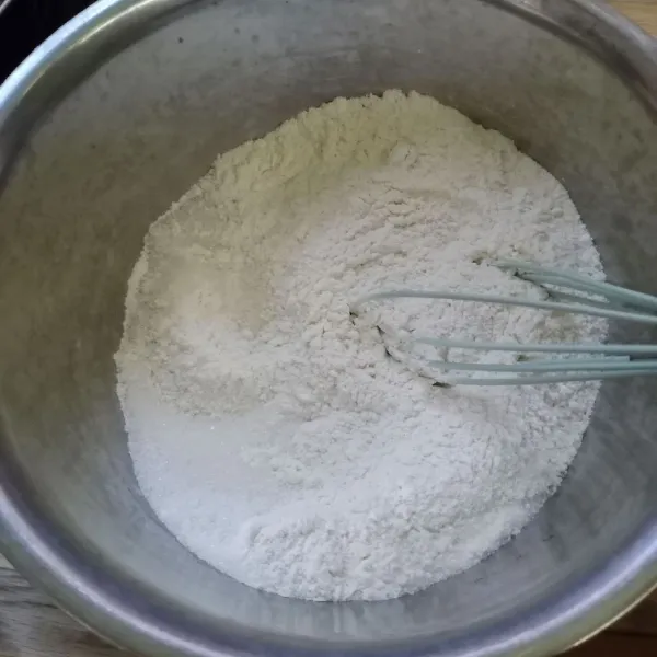 Dalam wadah, campur tepung terigu, baking powder, baking soda dan gula pasir.
