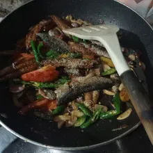 Masukan ikan goreng, cabe hijau, kecap manis, garam, gula dan kaldu bubuk, aduk rata dan beri sedikit air.