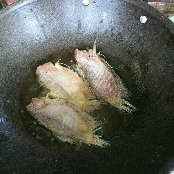 Siapkan wajan lalu masukkan minyak, setelah panas, masak ikan asin. Goreng sampai kering.