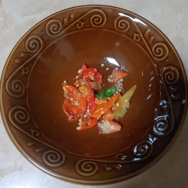 Lalu angkat dan ulek kasar didalam mangkok.