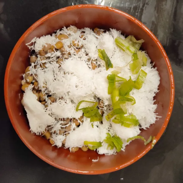 Campurkan kacang tolo, kelapa parut dan daun bawang.