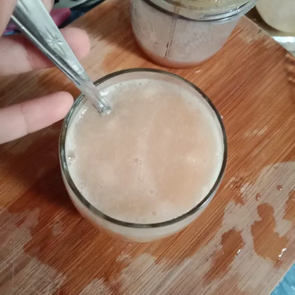 Tuang jus pir ke dalam gelas madu. Aduk rata.
