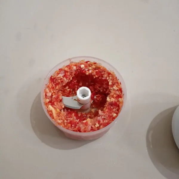 Cincang cabai merah besar, cabai rawit, bawang merah, dan bawang putih.