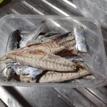 Buang kepala dan duri ikan keranjang, cuci sampai bersih tiriskan airnya.