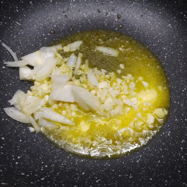 Lelehkan margarin, tumis bawang putih dan bawang bombay sampai layu dan harum. Sisihkan di tepi wajan.
