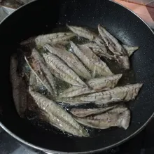 Goreng ikan keranjang sampai kering, tiriskan.