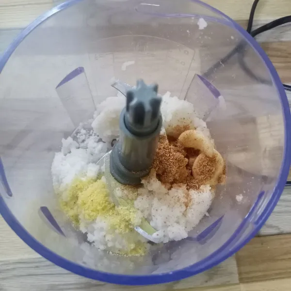 Masukkan nasi, bawang putih, ketumbar bubuk, garam dan kaldu bubuk ke dalam Chopper.