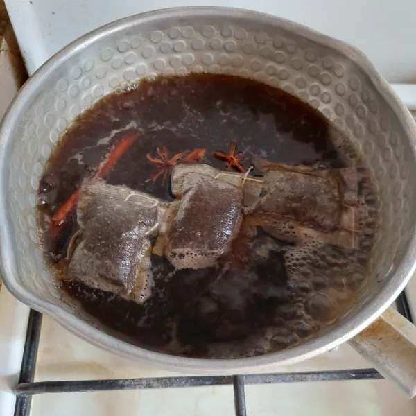 Masukkan bahan kuah ke dalam air, masak hingga mendidih.