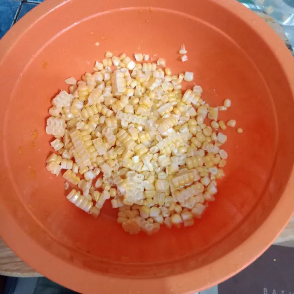Cuci jagung kemudian pipil.