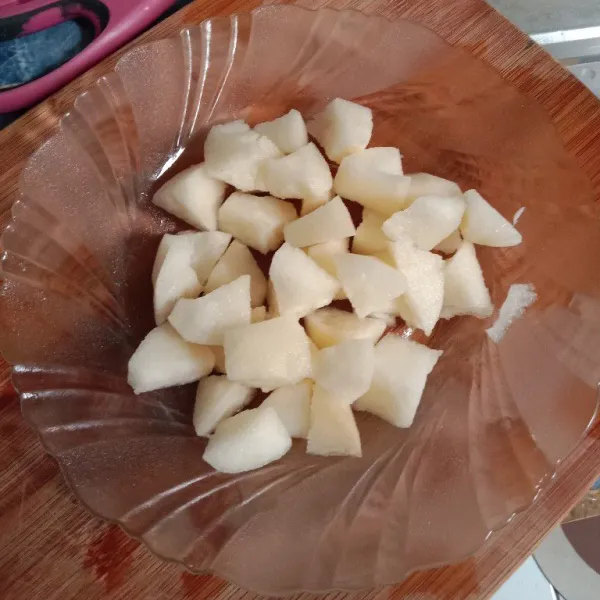 Kupas dan potong buah pir.