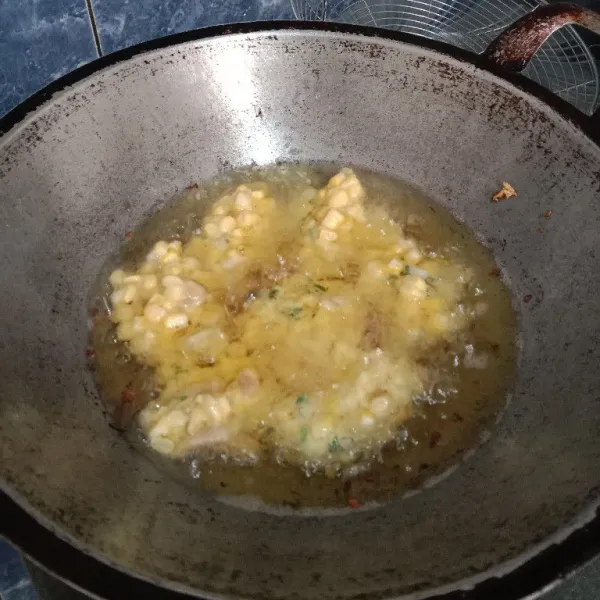 Ambil adonan 1 sendok makan, goreng dalam minyak panas.