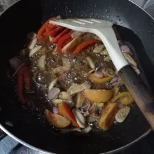 Lalu tumis bawang merah, bawang putih dan tomat sampai matang.