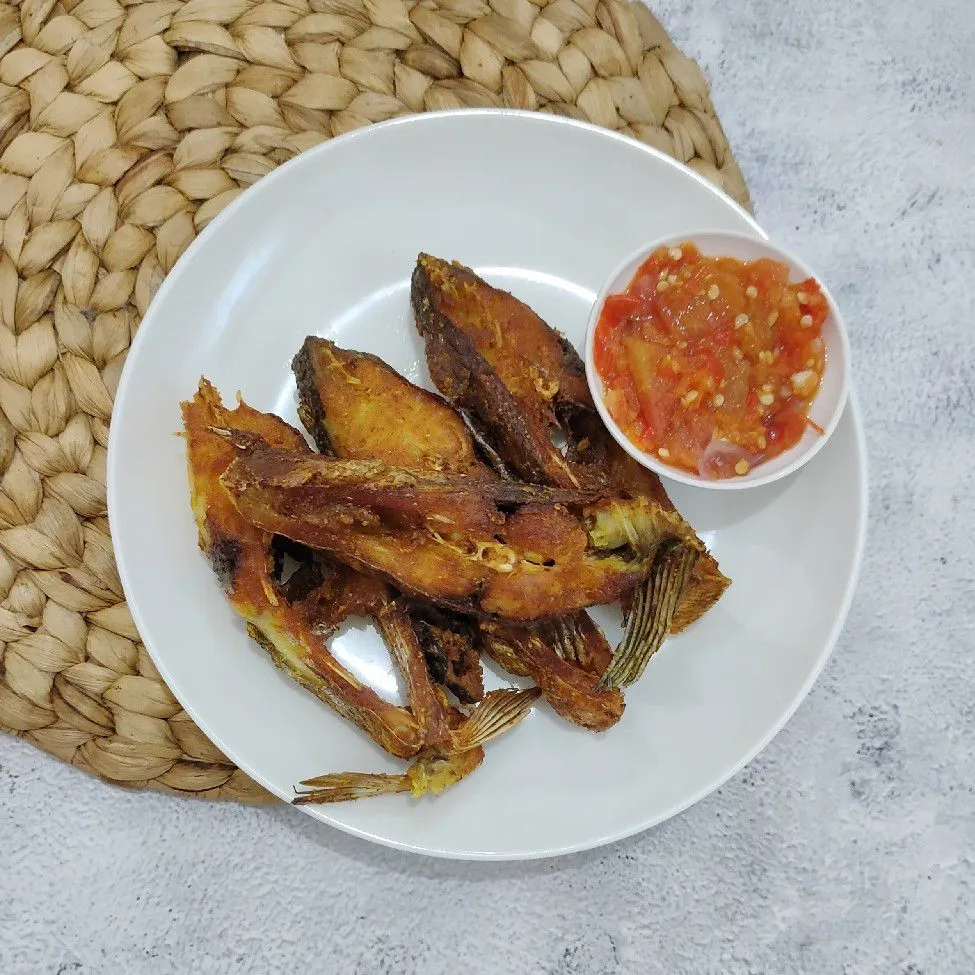 Bawal Goreng Sambal Tomat Mentah