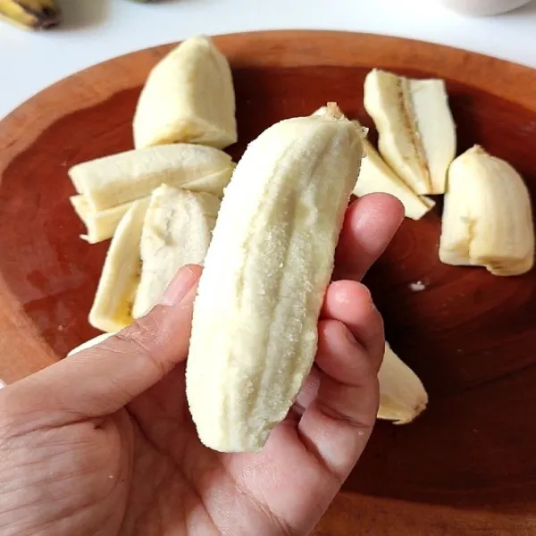 Kupas kulit pisang, 1 pisang potong jadi 4 bagian. Lalu sisihkan.