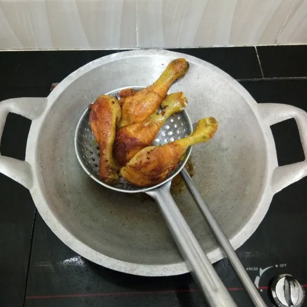 Lalu goreng ayam dalam minyak panas hingga matang. Angkat dan tiriskan.