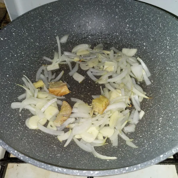 Tumis bawang bombay dan bawang putih hingga harum, tambahkan jahe, aduk rata.