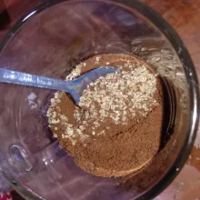Campur kopi dengan gula.