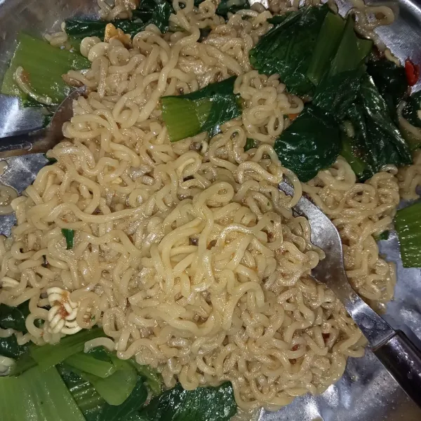 Masukkan mie ke dalam bumbu kemudian aduk rata mie hingga tercampur dengan bumbu dan sajikan mie dengan telur ceplok. Yummy..