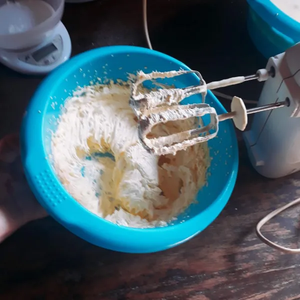 Mixer margarin dengan kecepatan tinggi selama 2 menit.