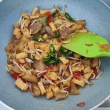 Setelah bumbu meresap dan air menyusut, masukkan irisan cabe hijau besar, tumis hingga layu. Matikan kompor dan sajikan.