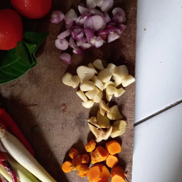 Siapkan bumbu halus, iris bawang merah, bawang putih, kunyit, jahe.