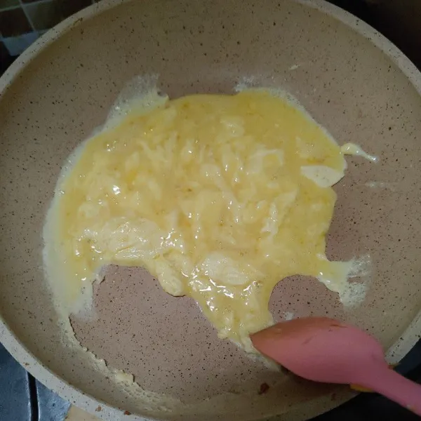 Panaskan wajan beri canola oil,lalu masukan telur aduk hingga menjadi scramble. Lalu angkat