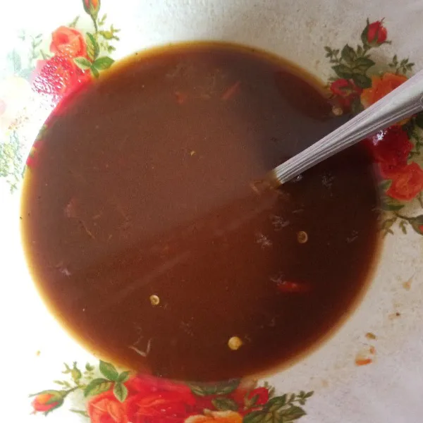 Pindahkan ke dalam mangkuk, tambahkan kecap manis dan air panas aduk rata dan jangan lupa koreksi rasanya.