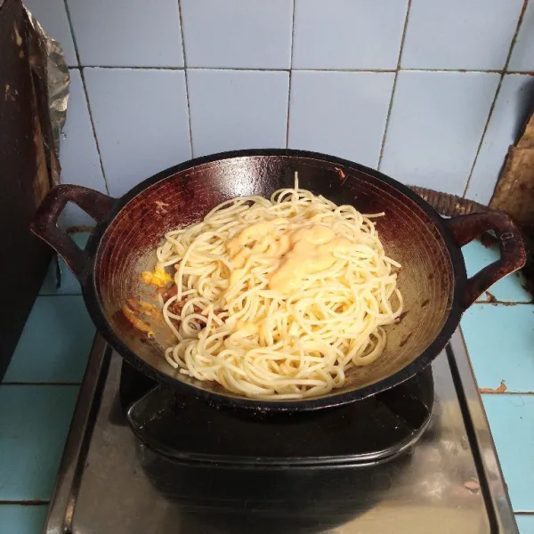 Masukkan spaghetti, lalu tambahkan mayonnaise, aduk hingga tercampur rata.
