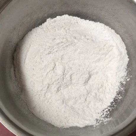 Siapkan tepung ketan dalam wadah.